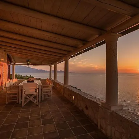 Villa Sleeps 9 With Pool Air Con And Wifi Koríthion