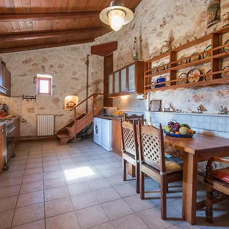 Villa Sleeps 9 With Pool Air Con And Wifi Koríthion