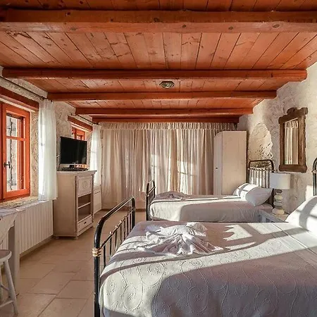 Sleeps 9 With Pool Air Con And Wifi Koríthion