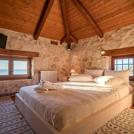 Sleeps 9 With Pool Air Con And Wifi Koríthion
