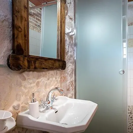 Sleeps 9 With Pool Air Con And Wifi Koríthion